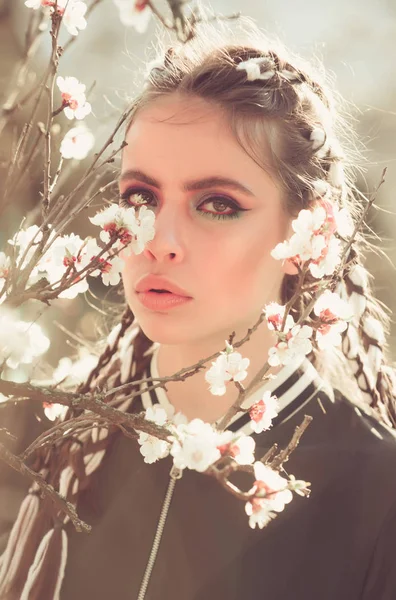 Žena v krásné jarní květiny květy v zahradě — Stock fotografie