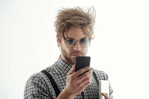 Schöner Mann mit Brille, Smartphone und Laptop — Stockfoto