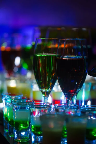 Nachtleven, slechte gewoonte, verslaving, bar en restaurant, meng en dienen — Stockfoto