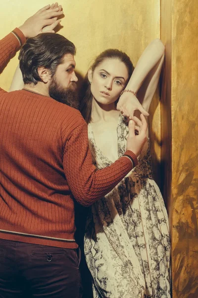 Ciddi sakallı adam kucaklama güzel kız — Stok fotoğraf