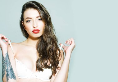 Kırmızı dudaklar, beyaz sütyen uzun saçlı seksi kadınla