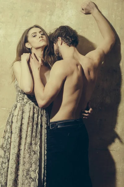 Сексуальная молодая пара красивых мужчин и красивая девушка обнимает — стоковое фото