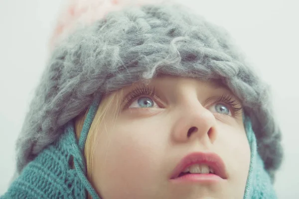 Bella ragazza con i capelli biondi in cappello alla moda — Foto Stock