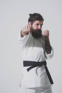 Sakallı karate adam, acımasız beyaz ciddi hipster kimono içinde