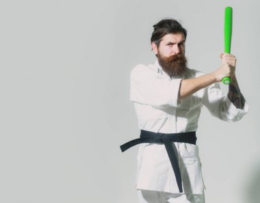 kimono yeşil beysbol sopası ile ciddi karate adam sakallı