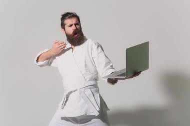 kimono dizüstü bilgisayar ile ciddi karate adam sakallı