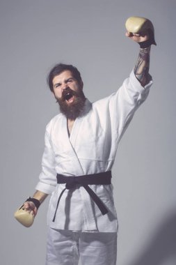 mutlu karate erkek kimono ve boks eldivenleri bağırarak sakallı