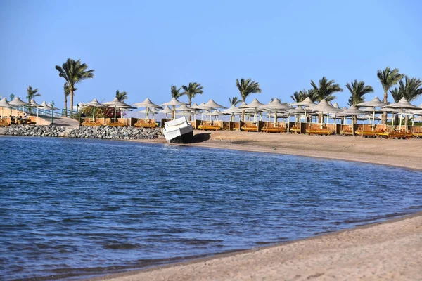 Tropischer Sandstrand mit weißem Motorboot auf blauem Meer — Stockfoto