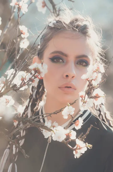 Třešeň na jaře květ a krásná dívka v květech — Stock fotografie