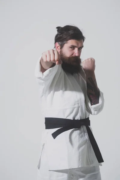 Skäggiga karate man, brutala kaukasiska allvarliga hipster i kimono — Stockfoto