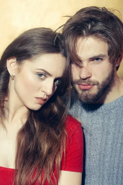예쁜 여자와 턱수염이 난된 남자의 젊은 부부 — 스톡 사진