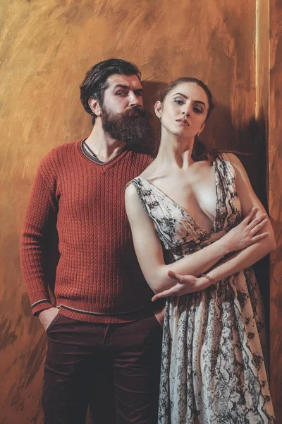 Menina bonita e homem barbudo sério com barba — Fotografia de Stock