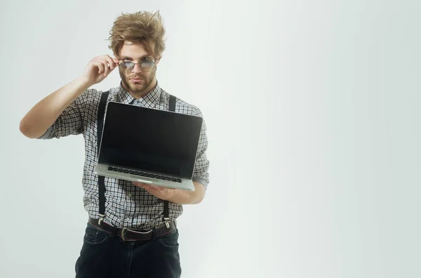 Homem sério ou estudante em óculos nerd com laptop — Fotografia de Stock