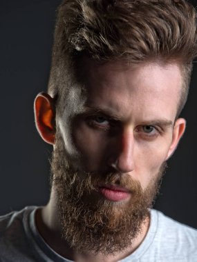 dostum, sakallı genç hipster ciddi yüzüne bıyık vardır