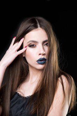 siyah arka plan üzerine izole kadın var uzun saç ve makyaj