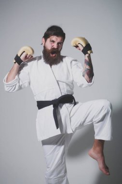 mutlu karate erkek kimono ve boks eldivenleri bağırarak sakallı