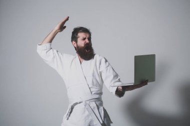 kimono dizüstü bilgisayar ile erkekte karate bağırarak sakallı