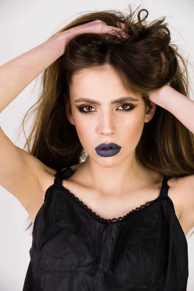 Sexy Frau mit schwarzen Lippen, modischem Make-up und langen Haaren — Stockfoto