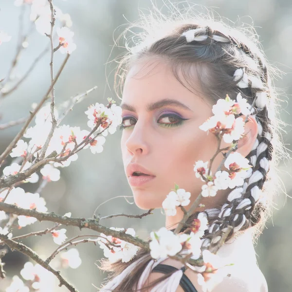 Bella ragazza nel parco primaverile con fiori — Foto Stock