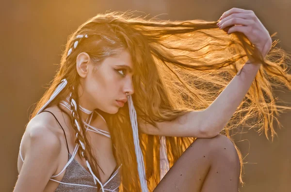 Joven bonita mujer con cuerda en rastas en el pelo —  Fotos de Stock