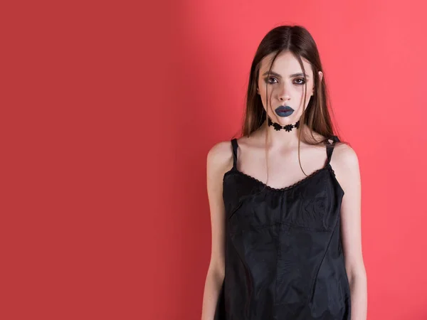Meisje met mooie kapsel in jurk heeft zwarte make-up — Stockfoto