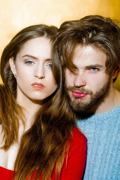 Giovane coppia di bella ragazza e barbuto uomo — Foto Stock