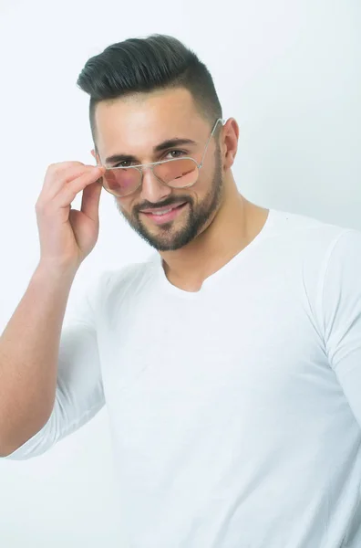 Homem sorridente com barba posando em óculos de sol retro aviador na moda — Fotografia de Stock