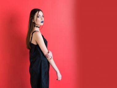 Kız elbiseli güzel saç modeli ile siyah makyaj vardır
