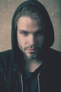 Sakallı adam başına kukuleta ile gri kapüşonlu