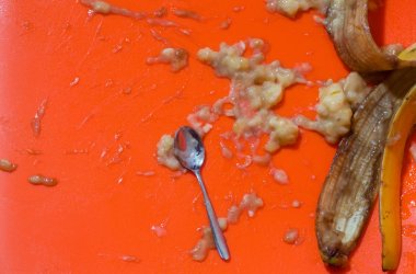 Kirli çay kaşığı ve sıkılmış meyve olgun olgun muz