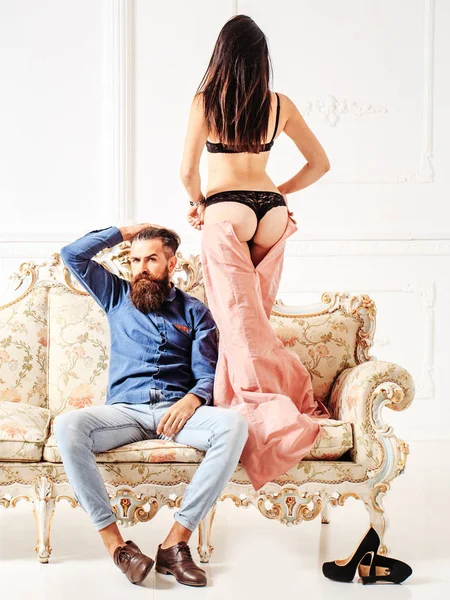 Homem com mulher sexy no sofá — Fotografia de Stock