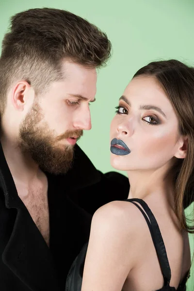 Paar bärtige Männer, Frau in Schwarz mit modischem Make-up — Stockfoto