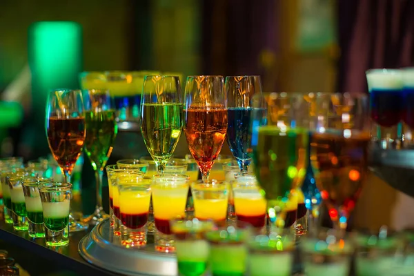 Cocktail bunten Hintergrund in Nachtclub auf der Tischplatte Bar — Stockfoto