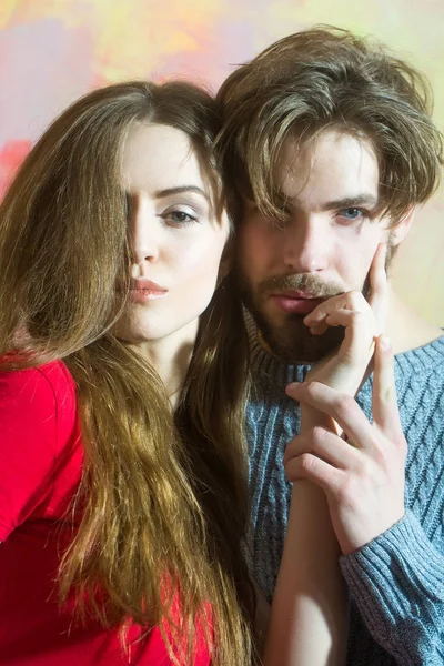 Молода пара красивої дівчини і бородатий чоловік — стокове фото