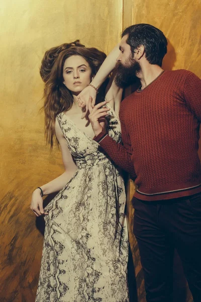 Menina bonita e homem barbudo com barba de mãos dadas — Fotografia de Stock
