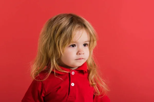 赤シャツの長いブロンドの髪を持つ小さな男の子 — ストック写真