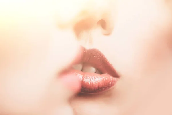 Seksi kadın dudaklarından öpmeye hazır — Stok fotoğraf