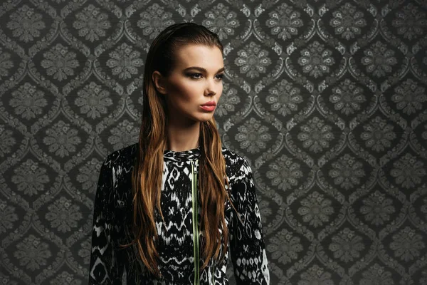 Menina com cabelos longos no vestido da moda — Fotografia de Stock