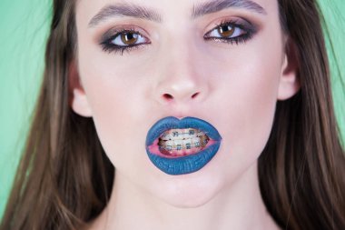 seksi mutlu kadın diş diş telleri, gri dudaklar, moda makyaj