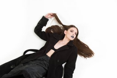 Kız paltolu güzel saç modeli ile siyah makyaj vardır