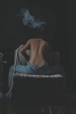 çıplak vücut sigara nargile kot pantolon ile seksi kız