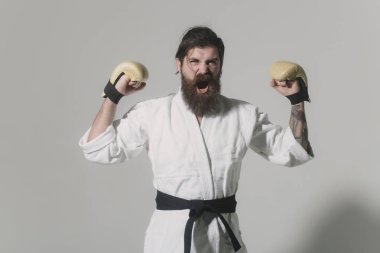 mutlu karate erkek kimono ve boks eldivenleri bağırarak sakallı