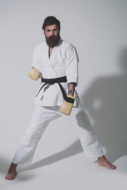 ciddi karate erkek kimono ve boks eldivenleri sakallı