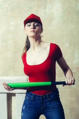 Yeşil sopası ile kırmızı şapkalı güzel kız