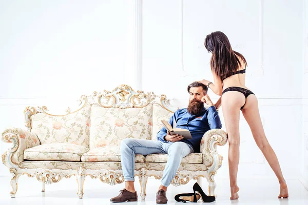 Férfi szexi nő a kanapén — Stock Fotó