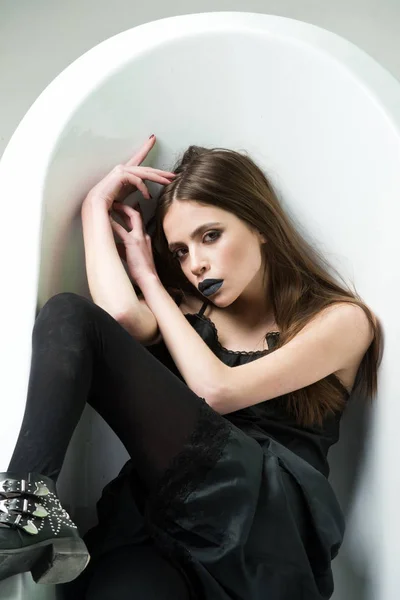 Mujer en vestido con pelo largo, lápiz labial negro en el baño —  Fotos de Stock