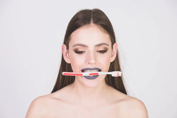 Menina com aparelho de dentes e escova, tem maquiagem elegante — Fotografia de Stock
