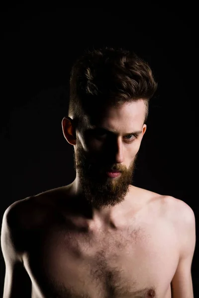 Jovem hipster barbudo tem rosto sério e peito nu — Fotografia de Stock