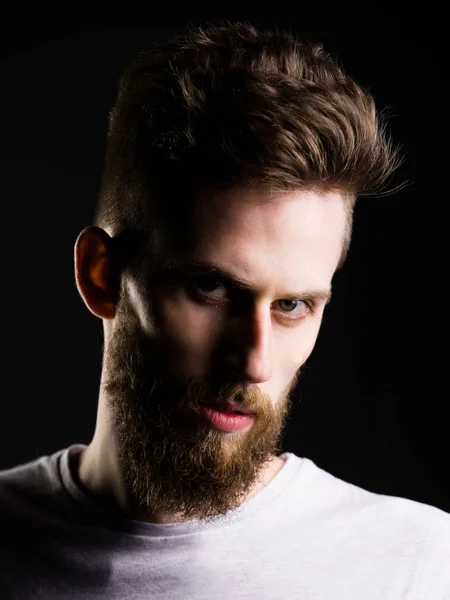 Ciddi adam gömlek şık esmer saçlı sakallı — Stok fotoğraf