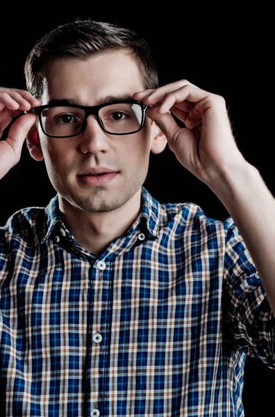 Chico joven, nerd en gafas y camisa a cuadros de moda — Foto de Stock